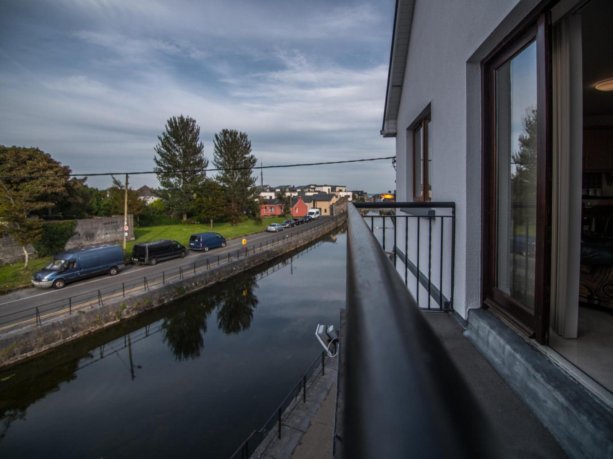 Donegan Court Aparthotel Galway Exterior photo