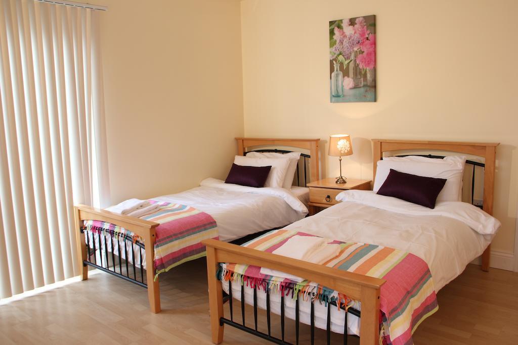 Donegan Court Aparthotel Galway Room photo