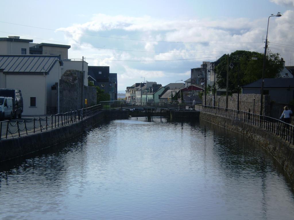 Donegan Court Aparthotel Galway Room photo