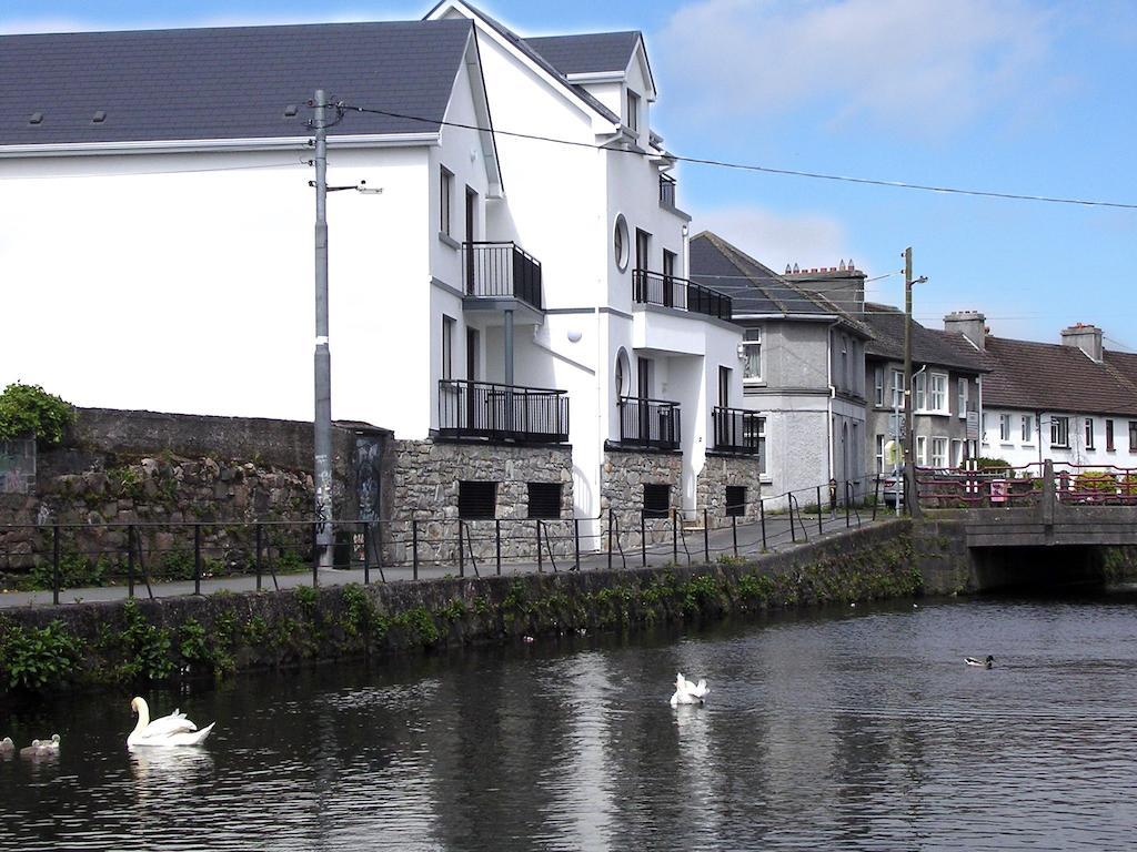 Donegan Court Aparthotel Galway Room photo